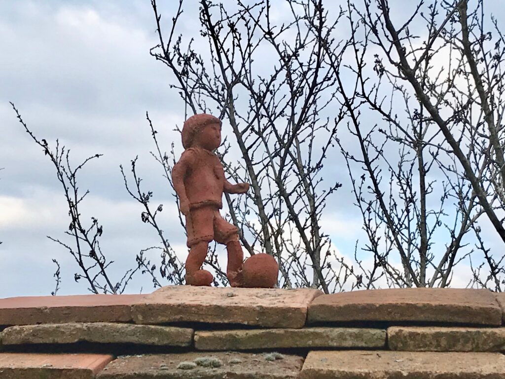 l'enfant au ballon, terre cuite