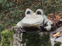 grenouille saluant  en céramique 1