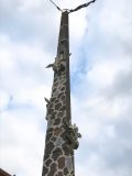 girafes en céramique sur poteau électrique